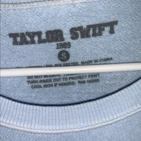 Taylor Swift 1989 Sweater - Women’s size Small - Picture 2 of 3